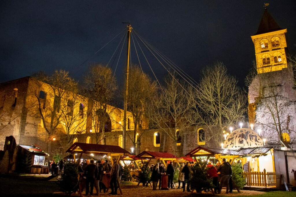 Das besondere Ambiente des Bad Hersfelder Weihnachtsmarktes (hier neben der Stiftruine) hat in den letzten Jahren die Gäste überzeugt | Archivfoto von 2021 (c) Stadt Bad Hersfeld