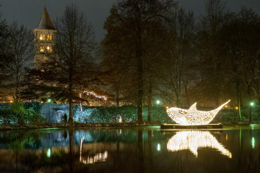 Bad Hersfelder Weihnachtsmarkt - Die Stadt hat ihn „Oscar“ getauft, den riesigen beleuchteten Wal in der benachbarten Leonhard-Müller-Anlage - Archifoto von 2022 | (c) Stadt Bad Hersfeld