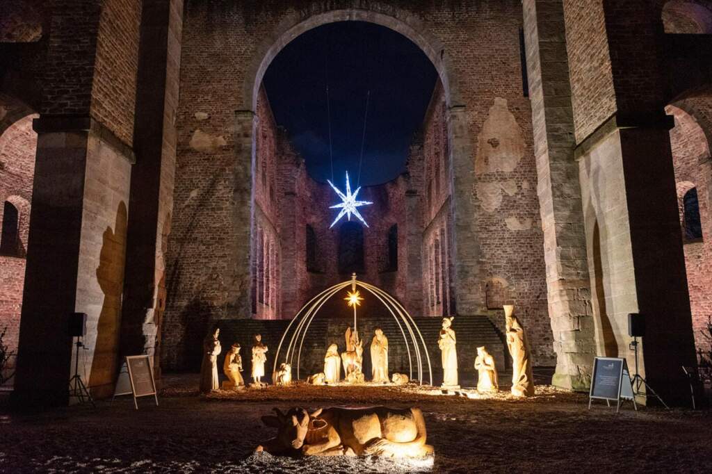 Die lebensgroße Weihnachtskrippe in der Stiftsruine – nicht denkbar ohne die Unterstützung des Eigentümers, der Staatlichen Gärten und Schösser des Landes Hessen. | Archivfoto von 2022 (c) Stadt Bad Hersfeld