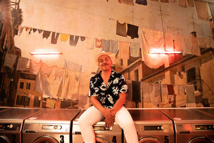 Seine Songs werden von früh bis spät und von jung bis alt gefeiert: Der Münchner Künstler Lou Bega tritt ebenfalls beim neuen »Die 90er Willingen« auf. | (c) AME.Media GmbH