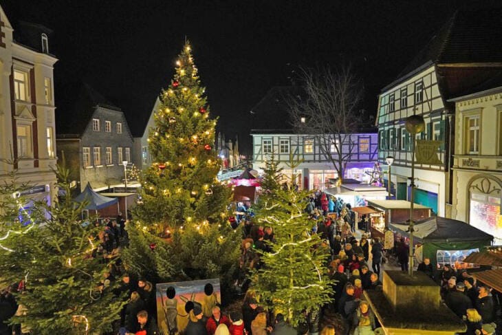 Der Blick vom Rathaus auf den Nikolausmarkt | (c)Stadt Brakel