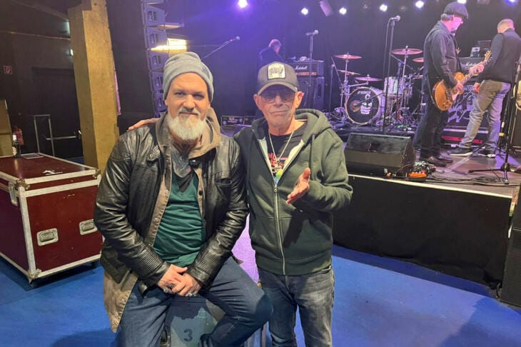 Der Journalist Reinhard Franke (l.) traf Kai Havaii vor dem Konzert in München zum Interview | (c) Reinhard Franke für Wildwechsel