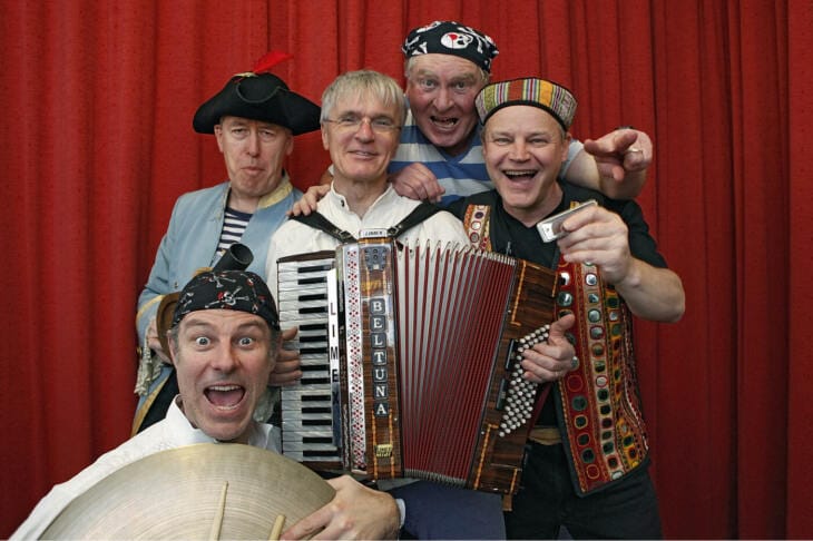 Die Löffelpiraten, Bielefeld Die Löffelpiraten aus OWL nehmen ihr Publikum in Bielefeld mit auf eine musikalische Seereise. | (c) Die Löffelpiraten
