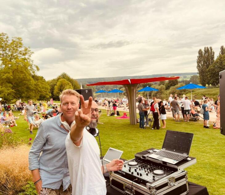 Weserscholle, Events, Konzerte, Party Legen bei „Jeck auf der Weserscholle“ erneut auf: DJ Marcus und Markus sorgten im Sommer 2023 für Stimmung und verlegen 2024 den Karneval in den Sommer. | (c) Markus Finge