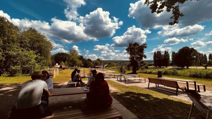 Das Spiel von Licht und Schatten auf der abendlichen Weserscholle, fotografiert von Dirk-Ulrich Brüggemann aus Bielefeld: Das Hochplateau am Fluss bietet Platz für bis zu 1.000 Menschen und soll ab 2024 regelmäßig für Events genutzt werden. | (c) Dirk Ulrich Brüggemann Bielefeld