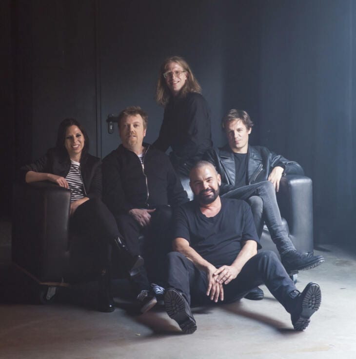 Gruppenfoto von Alphaville, der legendären Synthie Pop Band, entspannt in einem düsteren Studioambiente, Kassel Open Air 2024, Alphaville Konzert, Synthie Pop Legenden, Musik Event in Kassel Alphaville: Auch 2024 sind die deutschen Synthi-Pop-Stars wieder auf Deutschland-Tour und machen dabei, präsentiert vom Wildwechsel, auch Station in Kassel! | (c) Helen Sobiralski