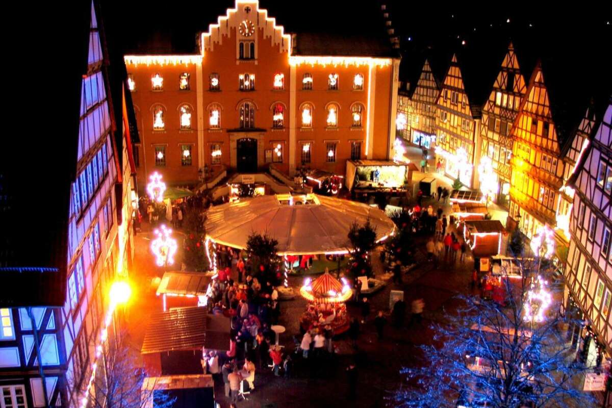 Im Herzen Deutschlands, mitten in Hofgeismar, entfaltet sich auch dieses Jahr wieder  der Hofgeismarer Weihnachtsmarkt. | (c) Stadt Hofgeismar