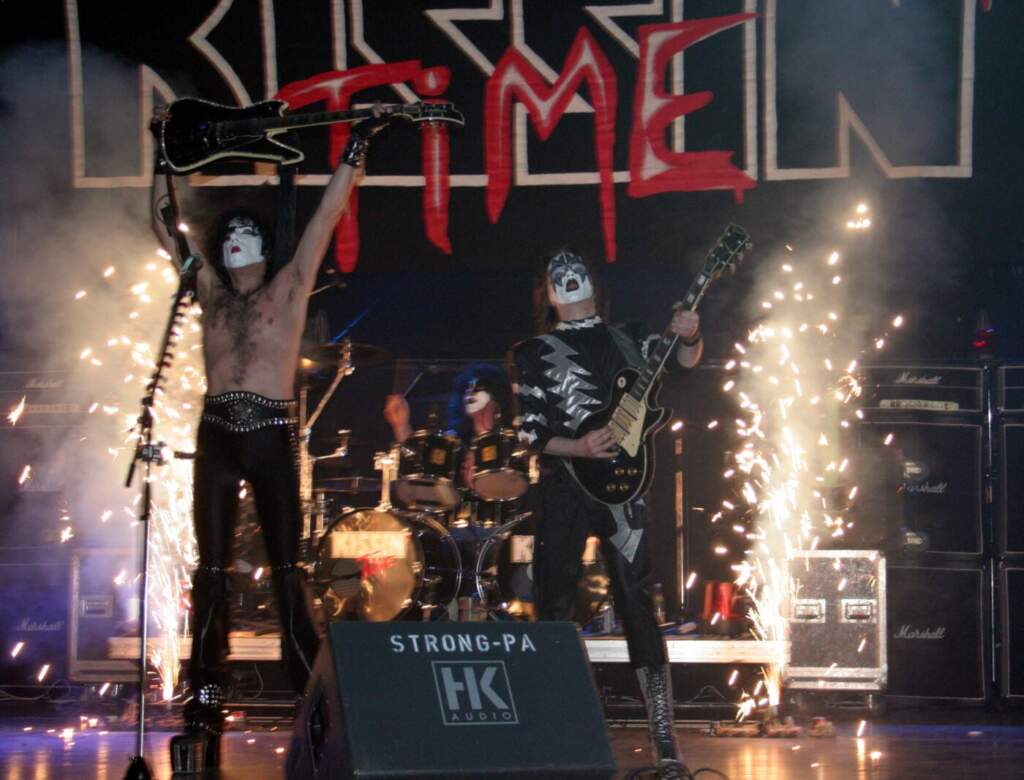 KISSIN' TIME lassen es live ordentlich blitzen und krachen! | (c) Thorsten Schütz