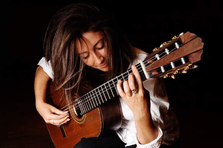 Preisverdächtige Musik aus Frankreich: Claire Besson performt auf der Bühne des Theaterstübchens in der Nacht der Gitarren 2024. | Sebastien Louis Cambon