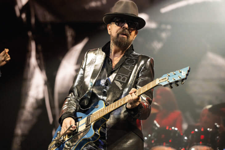 Eurythmics Legende in glänzendem schwarzen Lederanzug und Hut, spielt blaue E-Gitarre auf der Bühne, Eurythmics, Dave Stewart, Konzert, Fulda Der Eurythmics-Star Dave Stewart von den kommt für ein Live-Konzert auf den Domplatz in Fulda | (c) Scott Dudelson