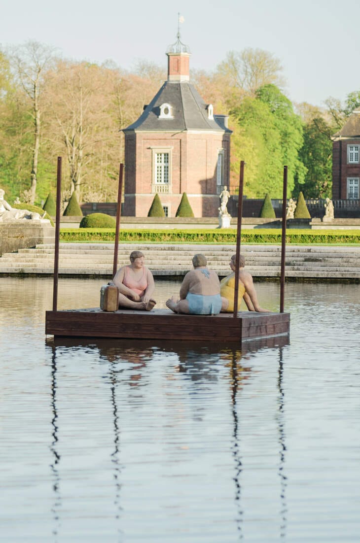 Drei Damen auf einem Floß: Die rundlichen Grazien werden am 21. März in Wiedenbrück zu Wasser gelassen. Dort gibt es wieder die alljährliche Alltagsmenschen-Ausstellung | Foto: Atelier Lechnerhof Witten