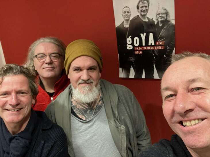 Interview mit The Pleasure Principle spielt goYA - Der Journalist Reinhard Franke (3.v.l.) traf sich mit Andre Gladbach (Bass), Markus Junker (Schlagzeug) und Sänger und Gitarrist Alex Flucht in Köln zum Interview. | (c) Reinhard Franke