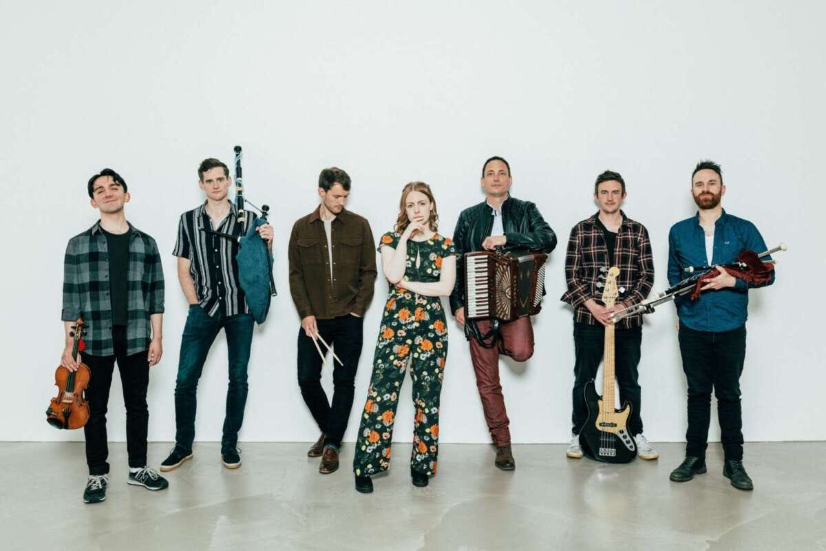 Die schottische Band Mànran steht an eine Wand gelehnt. Sie halten ihre Instrumente in den Händen. Rock trifft auf schottische Tradtion | Mànran- Scot Rock beim Kultursommer Nordhessen | (c) Kris Kesiak