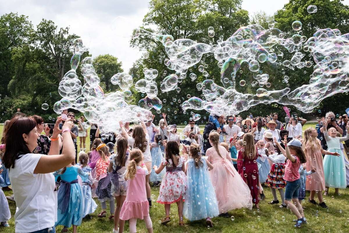 Viele kleine als Prinzessinnen verkleidete Mädchen erfreuen sich an bunten Seifenblasen Prinzessinnentag mit buntem Programm für kleine Prinzessinnen und kleine Helden am Schloss Wilhelmsthal bei Calden | (c) Mario Zgoll