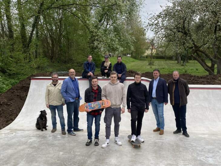 Neuer Skate-Park in der Diemelaue | Hinten von links: Bürgermeister Tobias Scherf, Jonne Lücke, und Dr. Alexander Akel („Demokratie leben!“ Koordination Hansestadt Warburg) Vorne von links: Dirk Lücke (L2 Architektur), Thomas Rebenstock („Demokratie leben!“ Koordination Hansestadt Warburg), Jan Harder, Bennett Nübel, Arthur Zemlanuchin (drei der am Projekt beteiligten Jugendlichen) Olaf Krane (Fachbereichsleitung FB III - Bildung, Kultur, Jugend und Sport) und Ulrich Klare (Stellv. Fachbereichsleiter FB II – Bauen und Stadtentwicklung). | (c) Stadt Warburg 