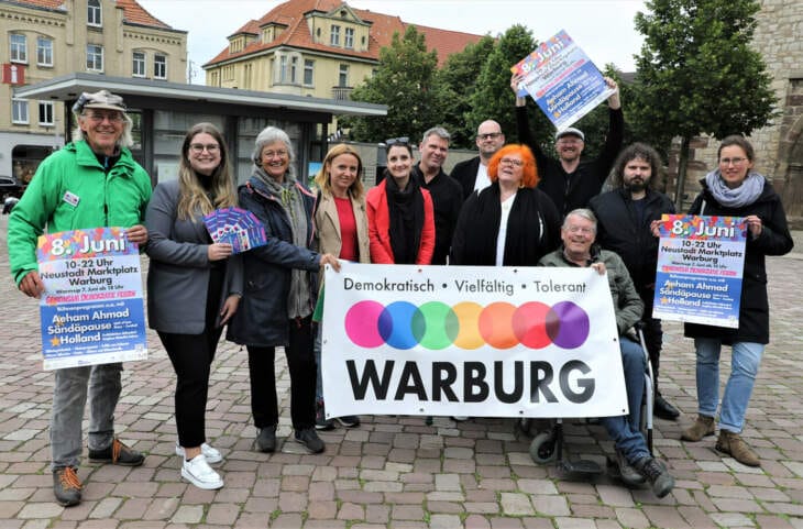 Teil des Programm, Buntes Fest, Warburg, Buntes Warburg Buntes Fest in Warburg: Ein kleiner Teil des großen und ehrenamtlichen Buntes-Fest-Orga-Teams mit Willi Bott | (c) Buntes Fest | Small
