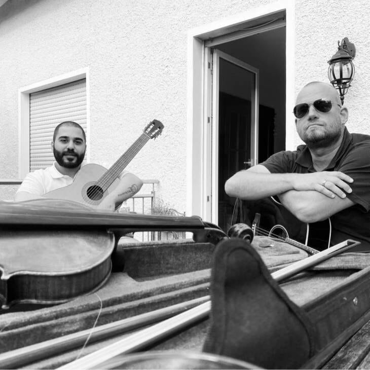 Teil des Programm, Buntes Fest, Warburg, Zweiheit Buntes Fest in Warburg: Ein farbenfrohes Wochenende im Zeichen der Demokratie. Einer der Live-Acts ist das beliebte Warburger Duo Zweiheit | (c) Zweiheit