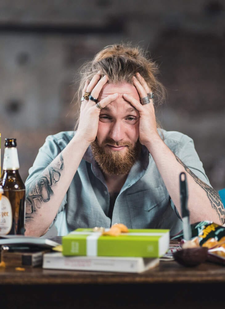 Lennart Rosar hält mit seinen Händen, seinen Kopf fest, links vor ihn steht eine Flasche Bier. Lennard Rosar, Komische SommerNacht Paderborn 1. Komische SommerNacht Paderborn: Lennard Rosar ist mit dabei | (c) Lennard Rosar