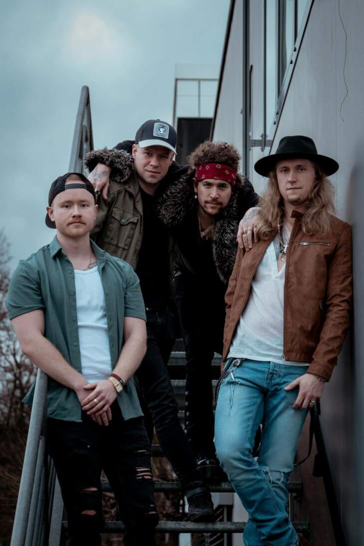 Rockband Airstrike aus Nordhessen auf Europatournee, Gruppenfoto mit Bandmitgliedern auf Außentreppe, Nordhessen, Airstrike, Rockmusik, Rockband , Europatournee AirStrike auf dem Weg nach oben: Die Rockband aus Nordhessen startet ihre Europa-Tour und bleibt ihrem unverwechselbaren Stil treu. | (c) Max Corell