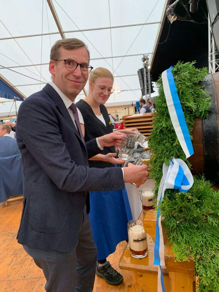 Bgm. Tobias Scherf beim Fassbier-Anstich auf der Oktoberwoche 2023 | (c) Hansestadt Warburg