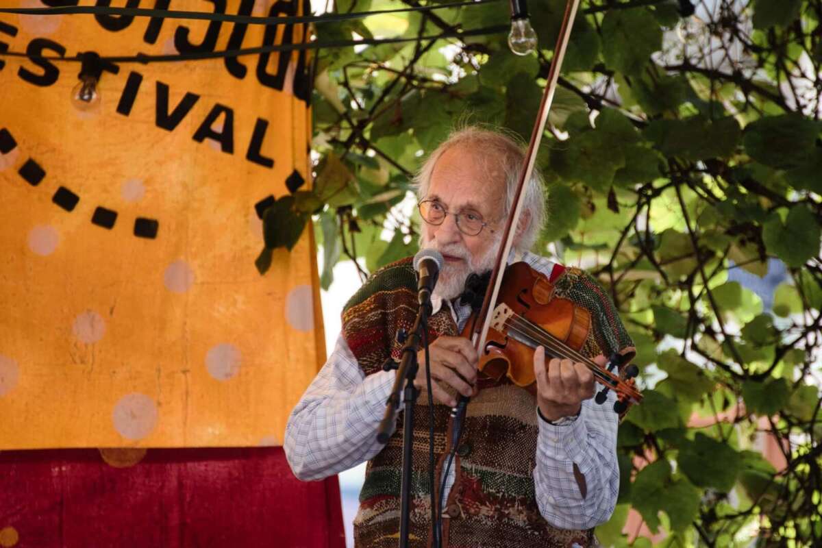 Klaus der Geiger und Marius Peters am 25. September 2026 im Sandershaus Kassel Klaus der Geiger spielt gemeinsam mit Gitarrist Marius Peters beim Rudolstadt-Festival 2024.