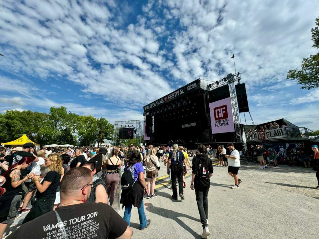 Menschenmenge vor der Hauptbühne bei sonnigem Wetter, Festivalerlebnis, Live-Musik, Fotos und Videos, Open Flair 2024 Open Flair 2024 | Foto: Alex Jeppe | (c) Wildwechsel