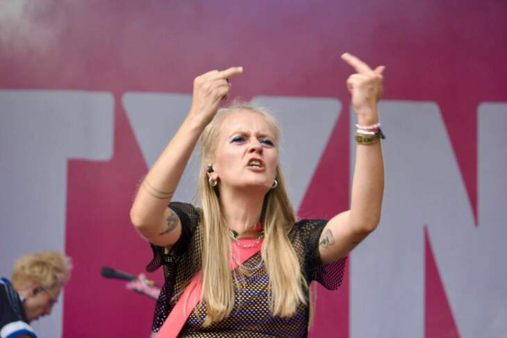 TYNA zeigt mit den beiden Händen Mittelfinger, während ihren Auftritt auf der Bühne, Open Flair 2024, TYNA, Punk-Rock. TYNA live beim Open Flair 2024 | Foto: Alex Jeppe - (c) Wildwechsel.de | 2024-08