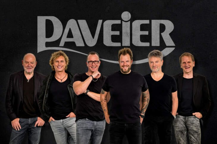 Die Band Paveier vor dunkelm Hintergrund auf dem ihr Bandname steht Mit ihren) Hits von „Leev Marie“ bis „Nie mehr Alkohol“ werden Paveier auf der Oktoberwoche 2024 garantiert das Festzelt rocken | (c) Kay-Uwe Fischer