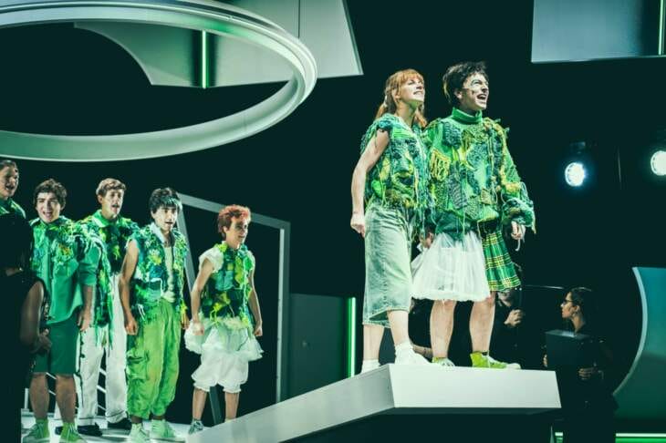 Peter Pan Musical Staatstheater Kassel Wiederaufnahme, Ensemble mit Hannes Eggers, Luis Pepe Sack, Lasse Ankermann, Cecinho Feiertag, Mark Reingardt, Pauline Weschta, Jonathan Suras, moderne Inszenierung in grünen Kostümen Peter Pan Musical im Staatstheater Kassel | Hannes Eggers, Luis Pepe Sack, Lasse Ankermann, Cecinho Feiertag, Mark Reingardt, Pauline Weschta, Jonathan Suras | (c) Sylwester Pawliczek (MACHMA MACHMA)