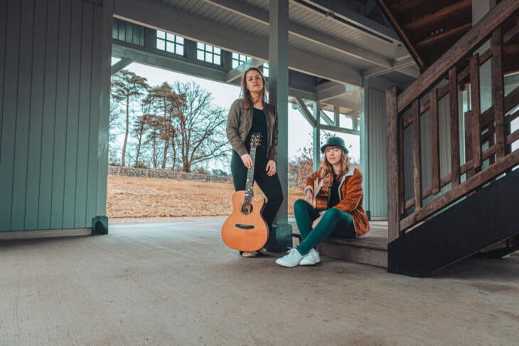 Die Singer/Songwriterinnen Sophie Chassée und Karlijn Langendijk spielen beim Open-Air-Konzert auf dem Brüderkirchhof in Warburg, 24. August 2024 – Open air Warburg, Konzert, Chassée, Langendijk Geballte Singer-Songwriterinnen-Power in Warburg mit Sophie Chassée (links) und Karlijn Langendijk | (c) Lukas Schmidt