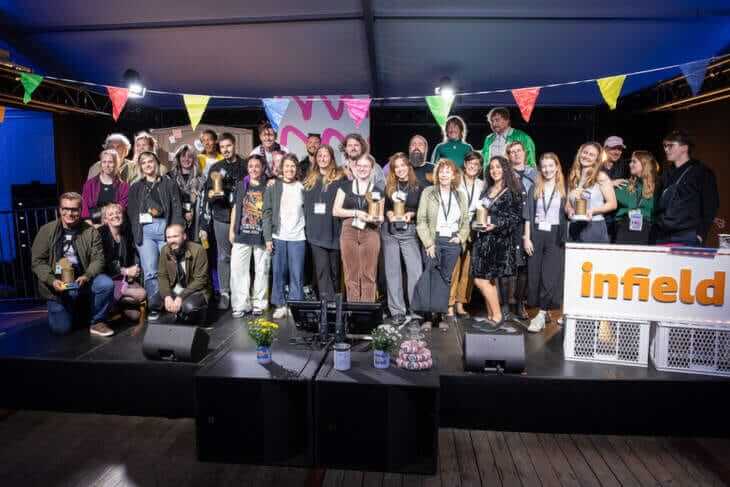 Gruppenfoto aller Gewinnerinnen und Gewinner des HELGA!-Awards 2024 auf der Bühne, Orange Blossom Special Festival, Nachhaltigkeit im Festival, umweltfreundliches Festival, Festivalpreis, Gewinnerteam, Green Event, Preisverleihung, Musikfestivals, Umweltschutz, innovative Festival-Konzepte Gruppenfoto aller Gewinnerinnen und Gewinner des HELGA!-Awards 2024 auf der Bühne – Das Orange Blossom Special Festival und andere Preisträger werden für ihre Nachhaltigkeitsinitiativen im Festivalbetrieb ausgezeichnet. | (c) Jennifer Kauka