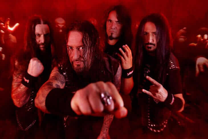 Metalband in kraftvoller Pose vor rotem Hintergrund, Vorschau auf den Clash of Thrash 2024 in Bad Wünnenberg Headliner des Clash Of Trash 2024 sind die Band Destruction. | (c) Destruction