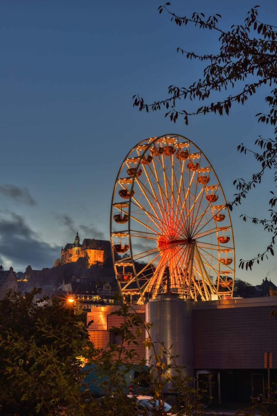 Riesenrad bei der Innenstadtkirmes des Elisabethmarkts in Marburg: Abendliche Atmosphäre und Fahrspaß vor historischer Kulisse | (c) Georg Kronenberg
