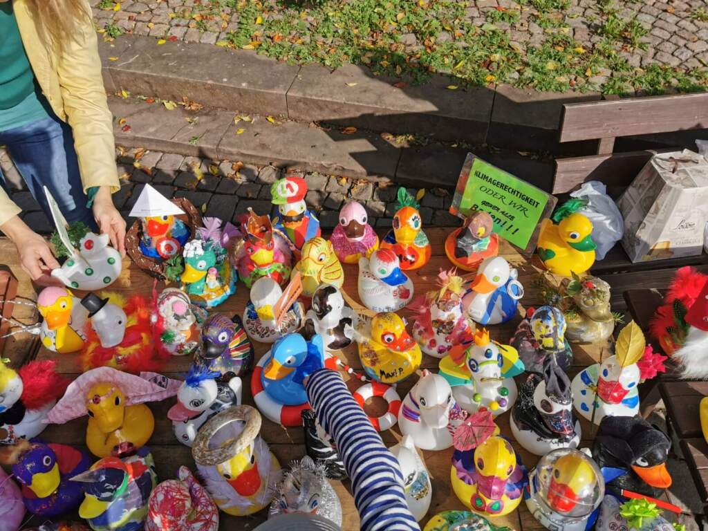 Elisabethmarkt Marburg mit dem beliebten Entenrennen