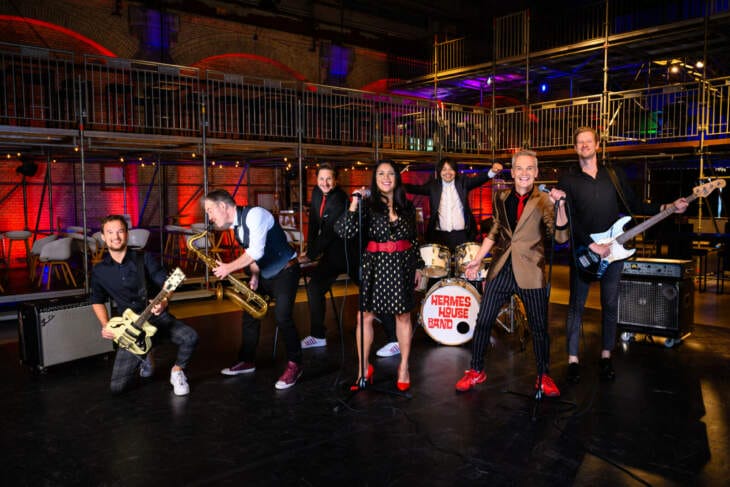 Die Hermes House Band – mit ihrer typischen, energiegeladenen Austrahlung – bekannt für ihre mitreißenden Auftritte. Auch auf der 75. Warburger Oktoberwoche werden sie im Festzelt sicher wieder für eskalierende Party-Power sorgen. | (c) Foto: Annemieke van der Togt