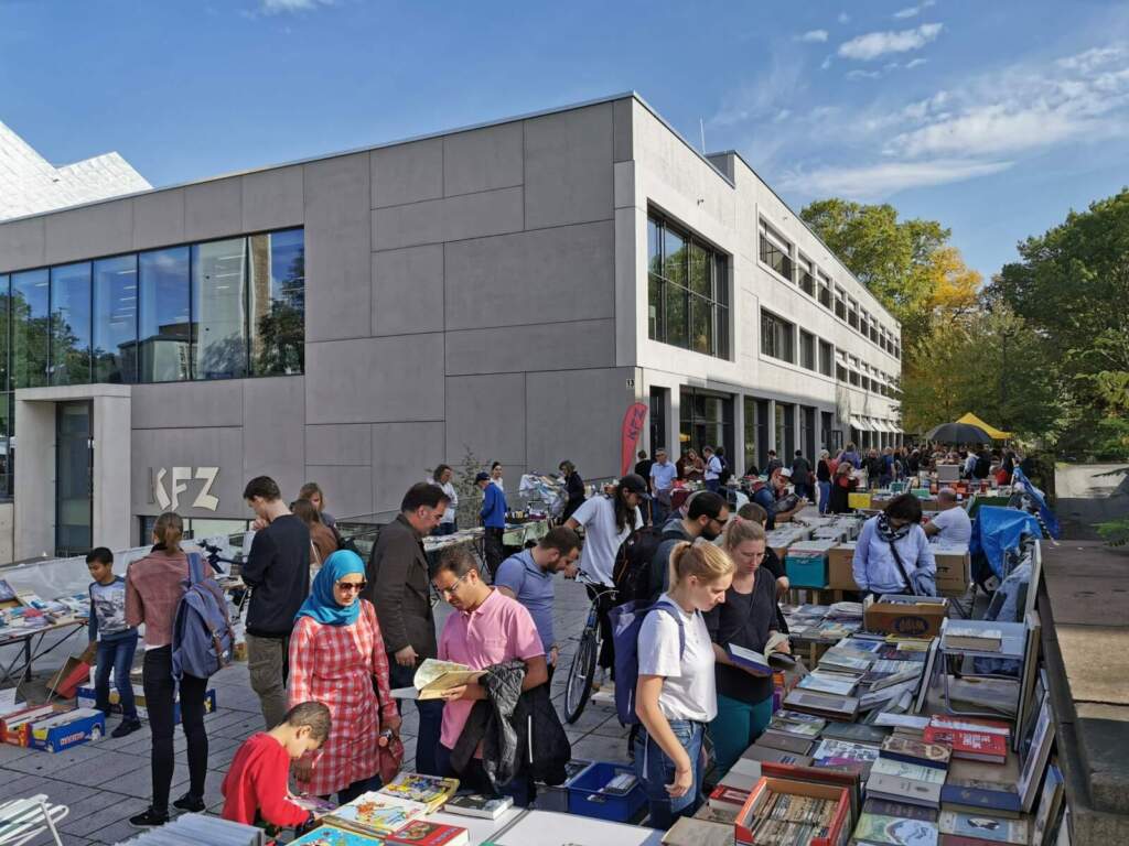 Bücher- und Plattenflohmarkt am KFZ beim Elisabethmarkt in Marburg: Stöbern und Entdecken beim Stadtfest, Teil des Kulturprogramms