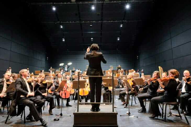 Staatsorchester Kassel bei einer Aufführung, Dirigent steht vor den Musikern, die auf einer Bühne spielen. 11.10.2021, Kassel: Probe Staatstheater Kassel, Gustav Mahler, 1. Sinfonie unter der Leitung von Francesco Angelico. (c) Foto: Dirk Opitz