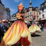 Stelzenläuferin beim Elisabethmarkt Marburg | (c) Stadtmarketing Marburg
