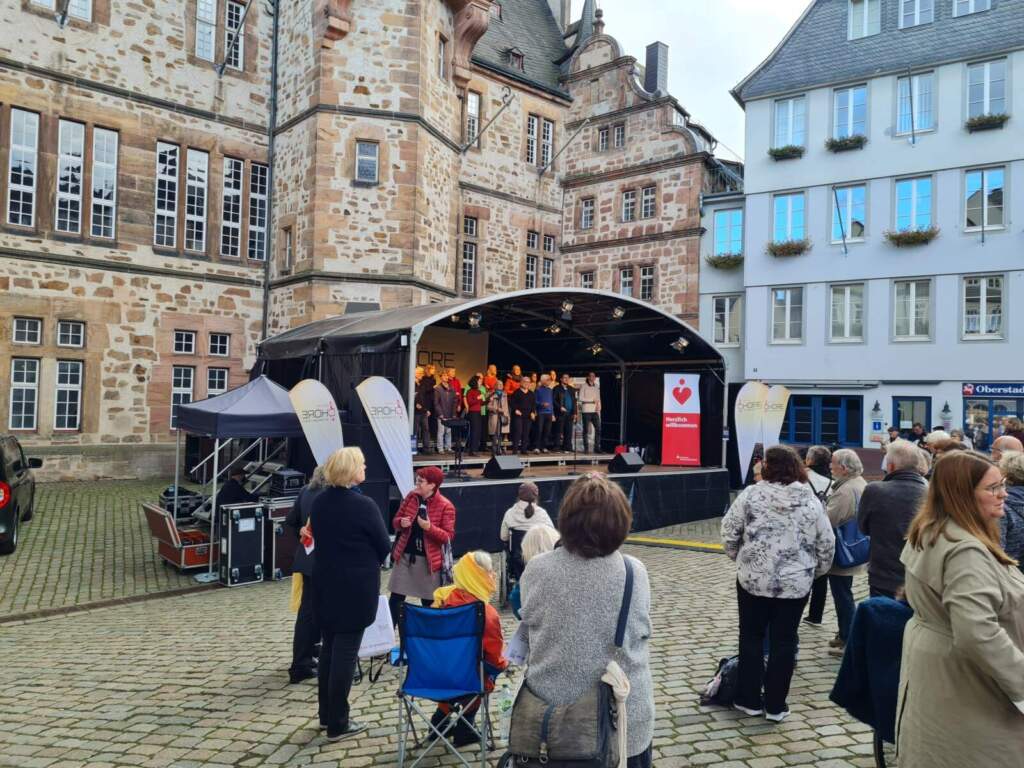 Tag der Chöre beim Elisabethmarkt in Marburg: Chöre auf der Bühne am Marktplatz, kulturelles Highlight im Rahmen des Stadtfestes - Tag der Chöre
