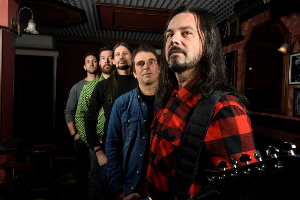 Foo Fighters - Coverband posiert im Proberaum für Auftrittsankündigung von Brakel rockt Fly Fighters | (c) Fly Fighters