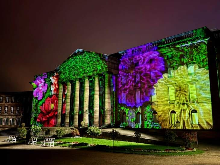 Beleuchtetes Gebäude mit floralen und bunten Mustern beim Bergparkleuchten 2024 in Kassel – visuelle Kunstinstallationen, Lichtprojektionen, Bergparkleuchten Kassel, Event-Highlights 2024 Bergparkleuchten Kassel 2024 - faszinierendes Videomapping auf der Schlossfassade des Schloss Wilhelmshöhe | Fotos von Alexander Jeppe | (c) Wildwechsel