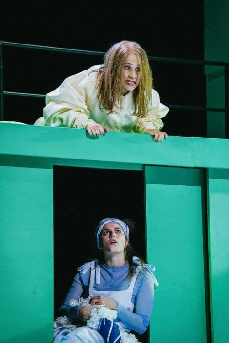 Szenenfoto aus »Die eingebildete Kranke« im Staatstheater Kassel - Hier mit Annett Kruschke und Annalena Haering | (c) Sylwester Pawliczek