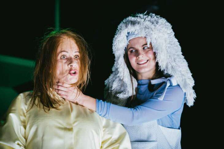 »Die eingebildete Kranke« im Staatstheater Kassel - In der Eröffnungspremiere erwarten die Zuschauer:innen neben Gesellschaftskritik und Wahrheitssuche auch unbändige Spiellust, grotesker Humor und so einige falsche Arzte, Brüder, Musiklehrer und vieles mehr ... | Foto: Annett Kruschke mit Annalena Haering | (c) Sylwester Pawliczek MACHMAMACHMA