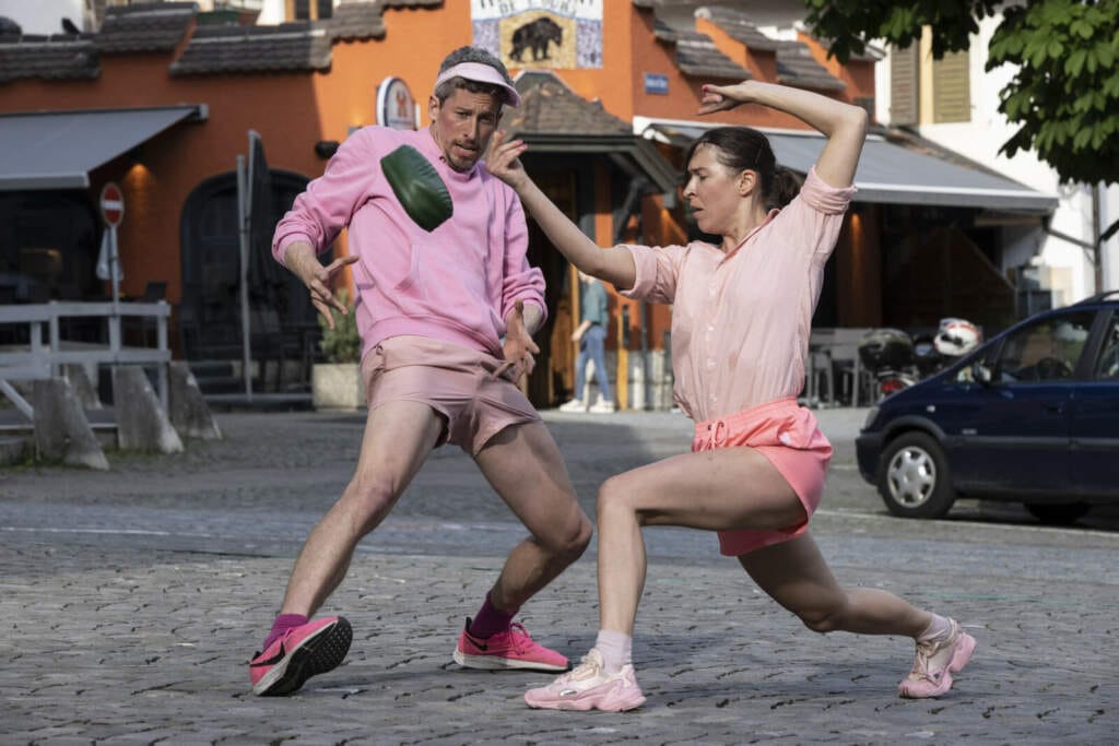 Zwei Tänzer in pinker Kleidung beim Tanz im Freien, Kasseler Tanzfestival Game Therory entfach beim Kasseler Tanzfestival für junges Publikum garantiert Tanzfreude | FDD-Moutier | Dancers - Sandra Klimek und Joshua Monten | (c) Nicolas De Neve