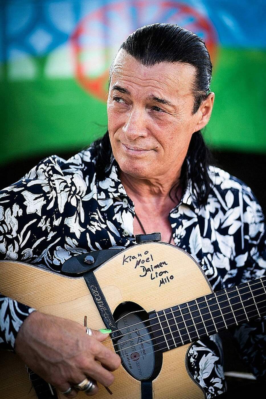 Stimmungsvolle Gitarrenperformance auf der Bühne bei der 8. Nacht der Gitarren in Marburg, Live-Musik-Event, Gitarrenfestival, Marburg Kultur, Konzerte in Hessen, Gitarren-Nacht Lulo Reinhardt - Die 8. Nacht der Gitarren in Marburg: Faszinierende Gitarrenklänge und beeindruckende Live-Performances lockten Musikfans aus ganz Hessen an – ein unvergesslicher Abend für alle Gitarrenliebhaber und Kulturfreunde. | (c) Boris Borm