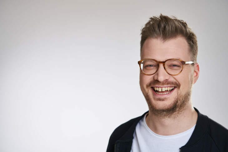 Porträt des Comedians Maxi Gstettenbauer mit herzlichem Lächeln Maxi Gstettenbauer hat auch einen Podcast der Titel des Podcastes ist »Meine Depression ist deine Depression« | 2021 | (c) Guido Schroeder