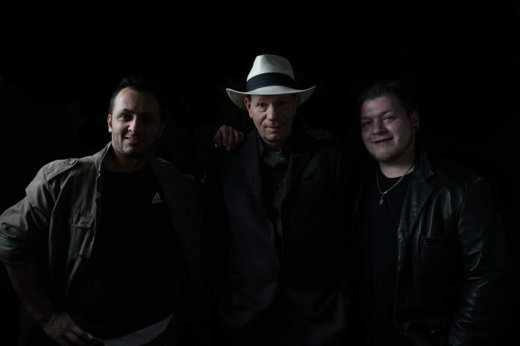 Die Band Soul 2 Soul aus Kassel – Porträt der drei Mitglieder in stimmungsvoller Beleuchtung Die Kasseler Band Soul 2 Soul wollen mit ihren stimmungsvollen Interpretationen von Klassikern und modernen Hits das Publikum beim Weihnachtsmarkt in Bad Arolsen zum Mitsingen animieren. Gitarrist und Sänger Thomas „Stolle“ Stolkmann (Mitte) ergänzt das Trio mit seiner souligen Stimme und musikalischen Vielseitigkeit. | (c) SOUL2SOUl