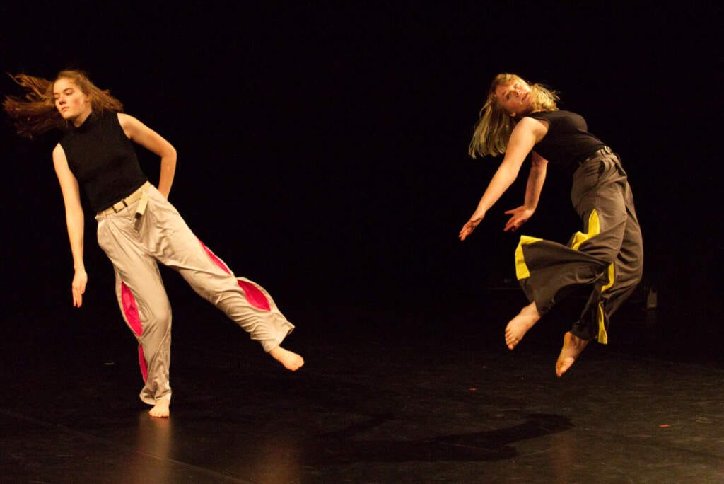Tanzperformance mit synchronen Sprüngen beim Kasseler Festival "Vorsicht bei der Einfahrt" warnt tanzend das Kasseler Studio Lev beim kasseler Tanzfestival für junges Publikum | (c) Jörg Hoefer