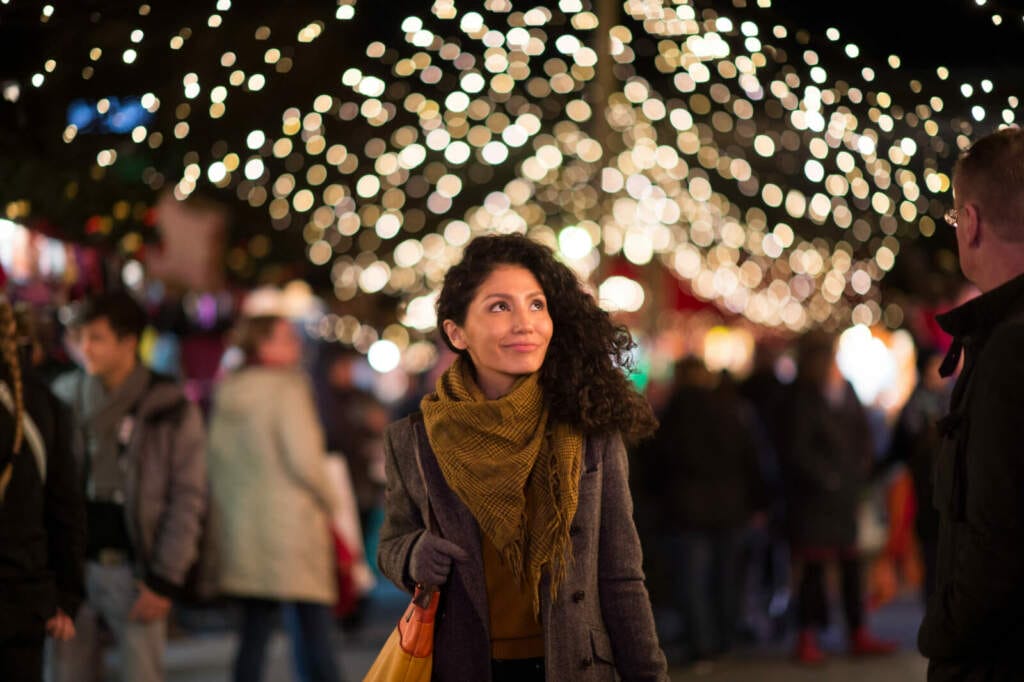 Besucherin auf dem Kasseler Märchenweihnachtsmarkt 2024 – Funkelnde Lichter und festliche Atmosphäre, Märchenweihnachtsmarkt, Kassel Auf dem Märchenweihnachtsmarkt Kassel | (c) Kassel Marketing