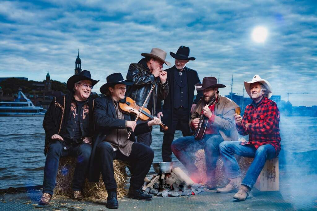 Truck Stop – Die deutsche Country-Legende beim Country Festival Wolfhagen 2024: Die Kultband begeistert seit 50 Jahren mit ihren Hits wie »Der wilde, wilde Westen« und steht als Headliner auf der Bühne. | (c) Christian Barz